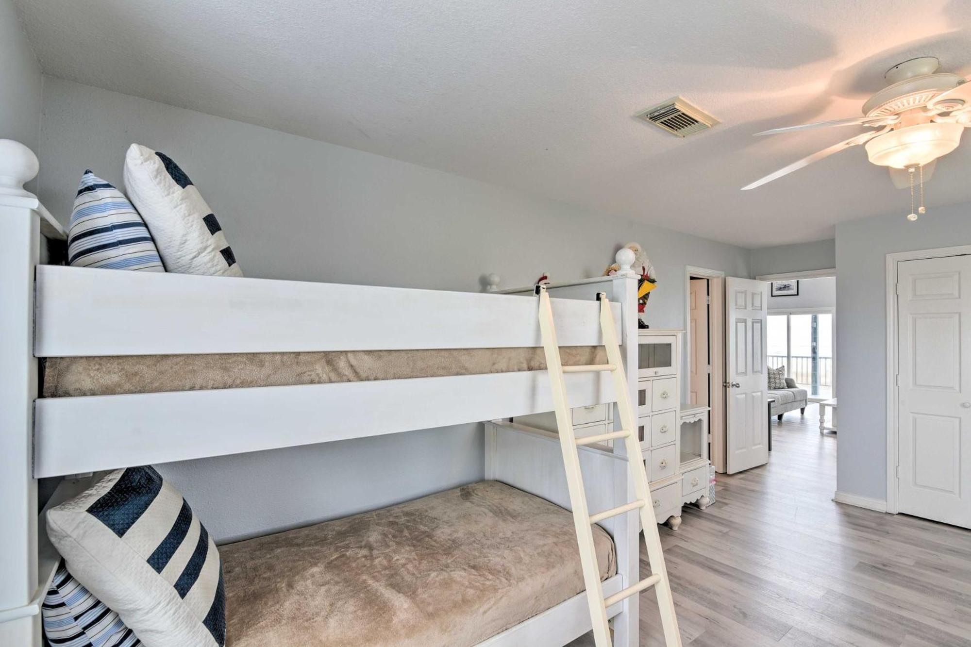 Oceanfront Galveston Home - Walk To Beach! Exteriör bild