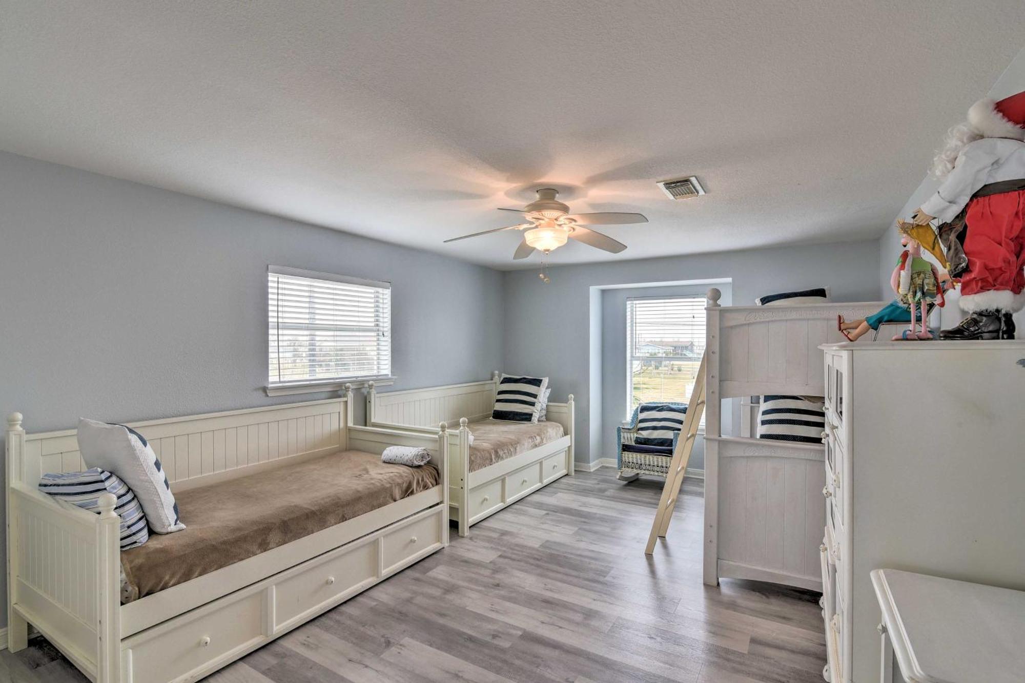 Oceanfront Galveston Home - Walk To Beach! Exteriör bild