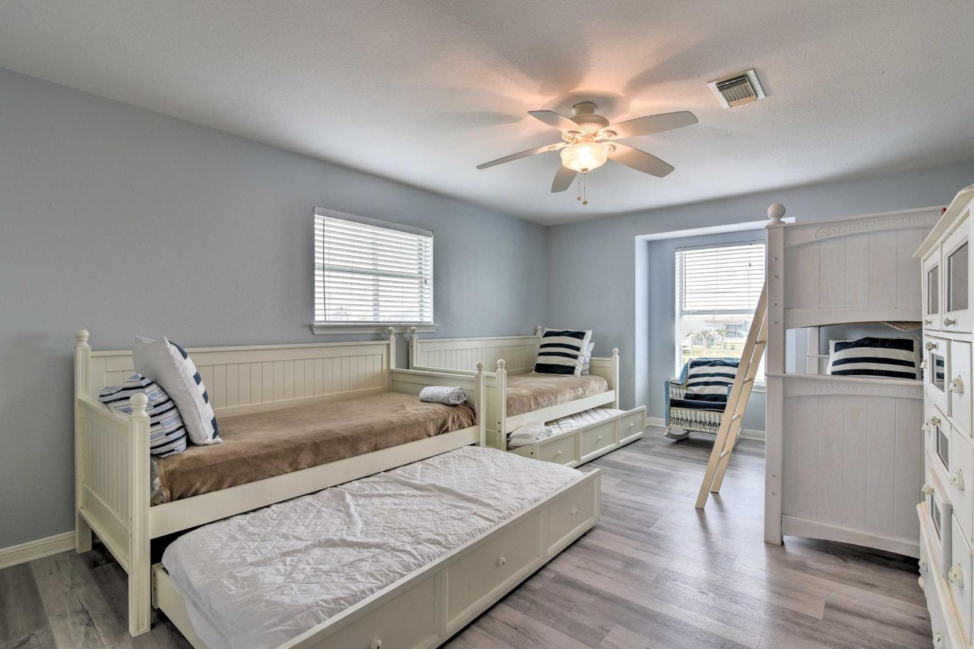 Oceanfront Galveston Home - Walk To Beach! Exteriör bild